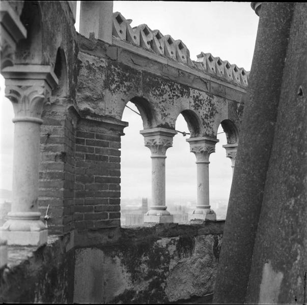 Partie supérieure de la façade vue du toit, détail : arcades