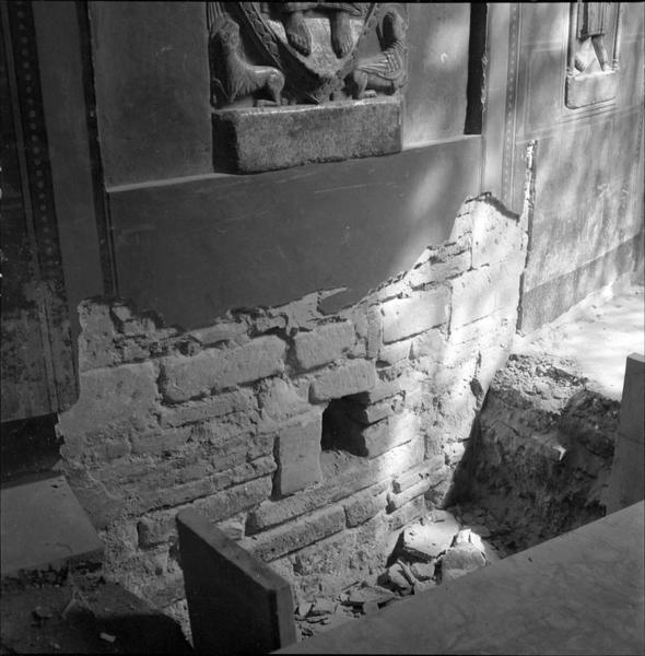 Intérieur : excavation à la base d'un mur