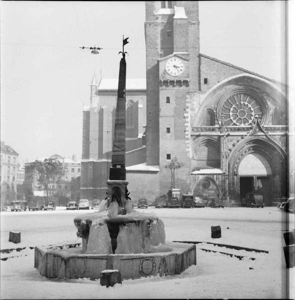 Façade ouest et parvis sous la neige