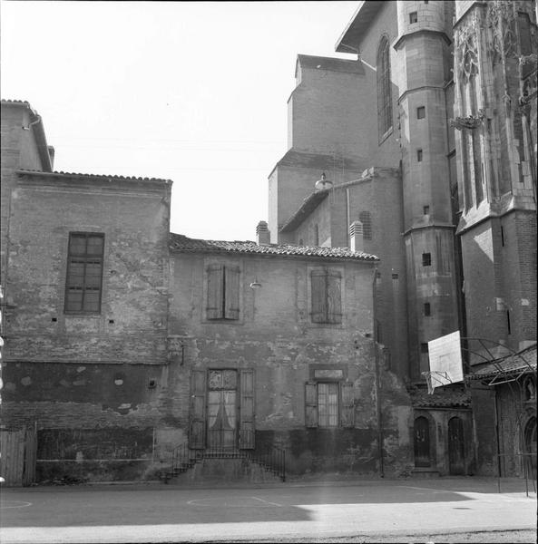 Façade latérale et maison attenante