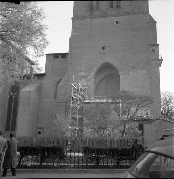 Façade latérale : partie inférieure du clocher, échafaudages