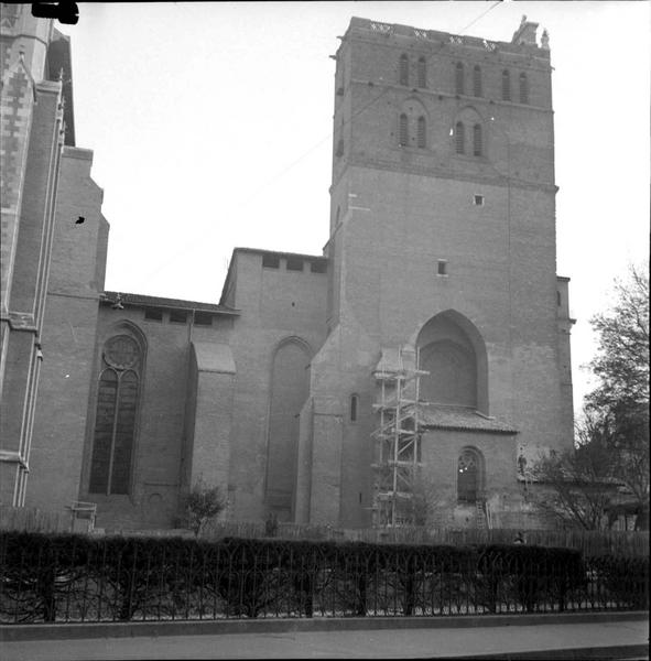 Façade latérale : le clocher ; échafaudage