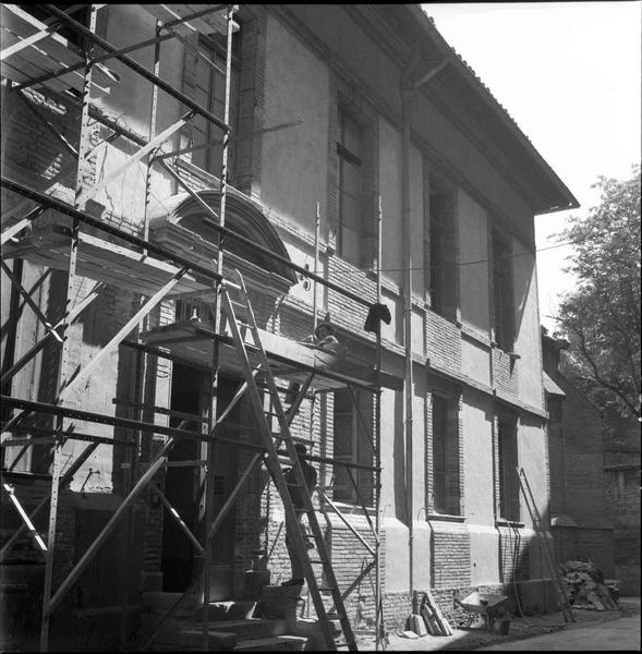 Façade de bâtiment annexe en travaux