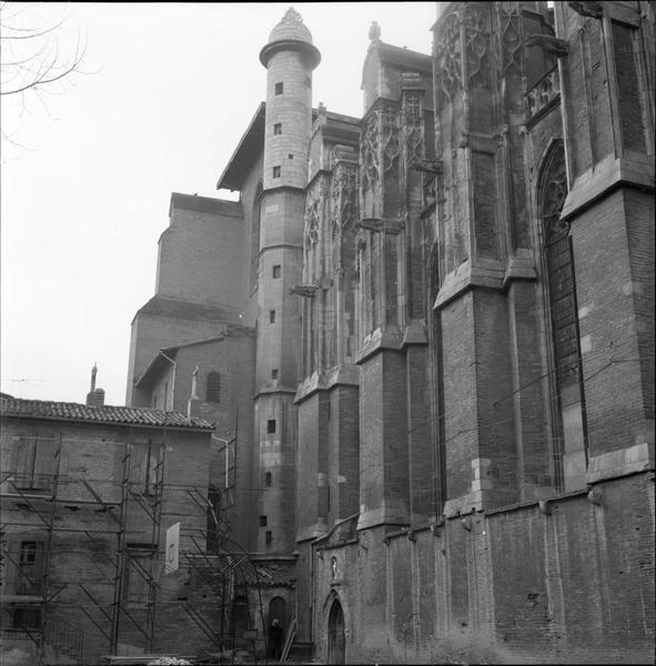 Façade latérale et bâtiment attenant échafaudé