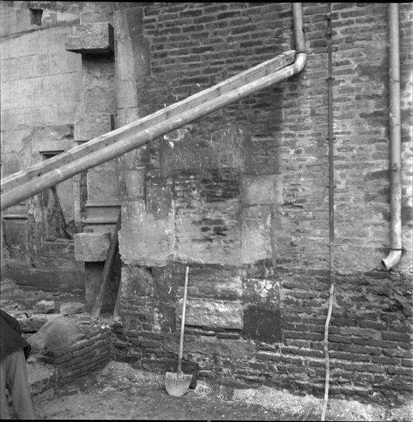 Vue partielle d'un mur : détail de l'appareil, gouttières