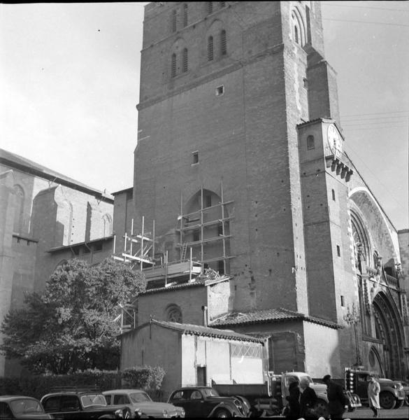 Façade latérale : le clocher échafaudé