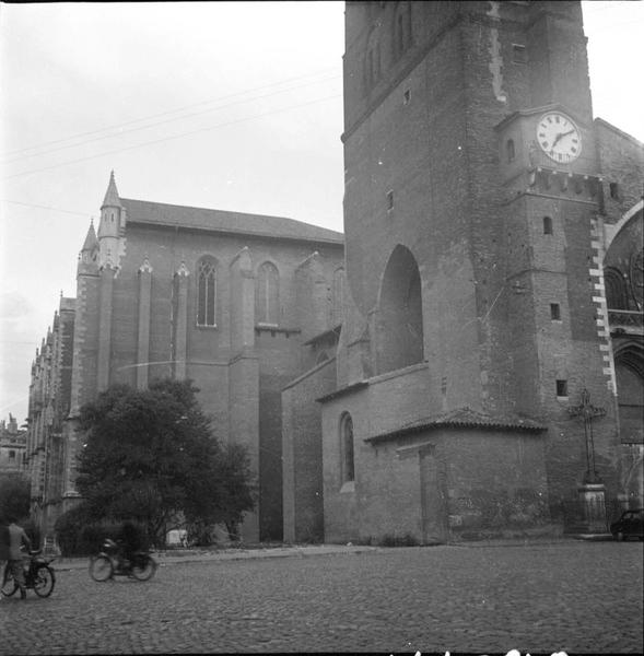 Façade latérale : partie inférieure du clocher