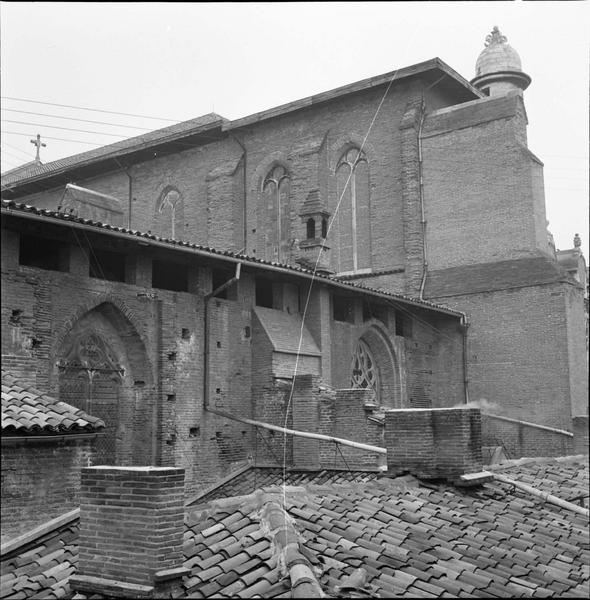 Façade latérale : détail de la partie supérieure