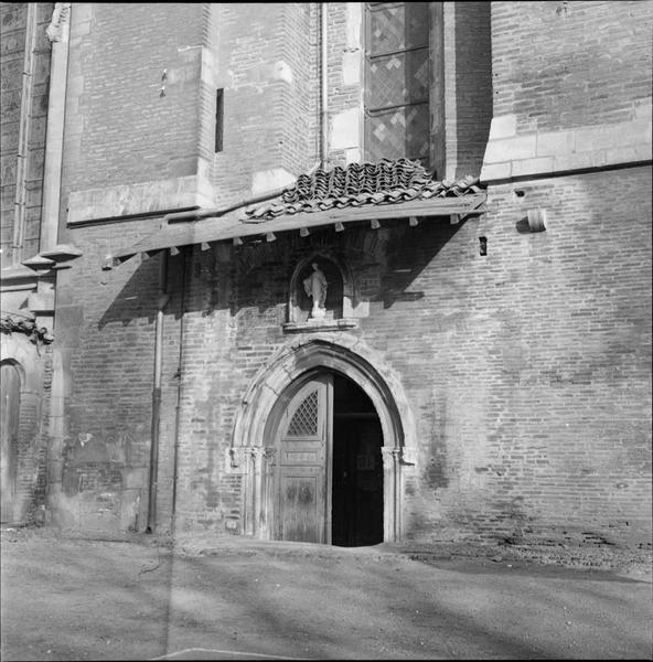 Porte en façade ; auvent en cours de réfection