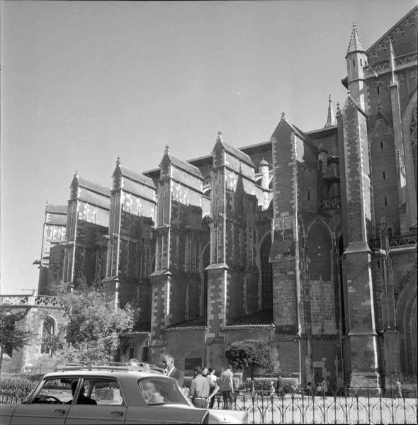 Façade latérale, vue partielle