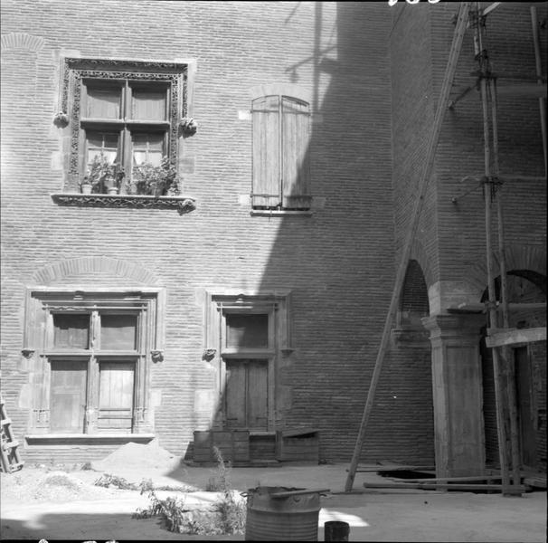 Façade sur la cour : porte et fenêtres