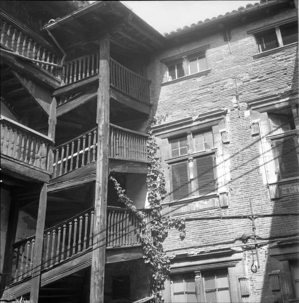 Façades sur cour ; escalier de bois