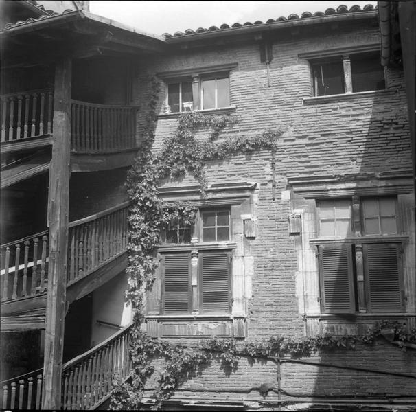 Façades sur cour ; escalier de bois