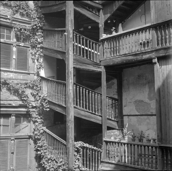 Façades sur cour ; escalier de bois