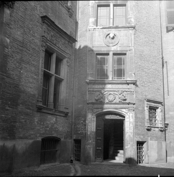 Façades sur cour ; tour d'escalier