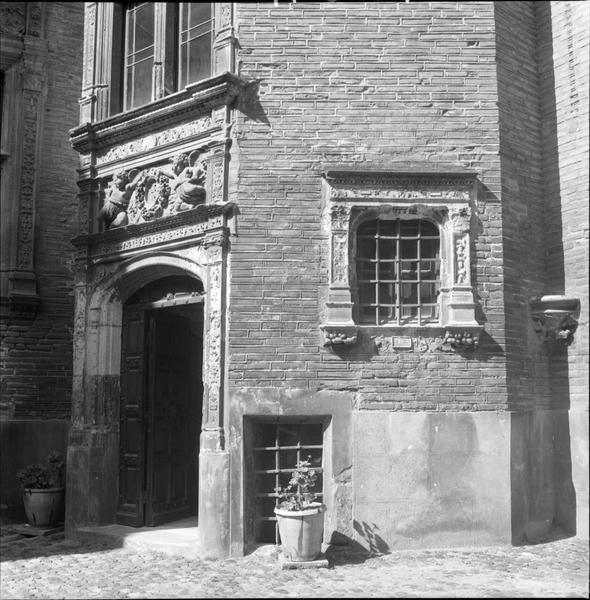 Entrée de la tour d'escalier : porte et fenêtres