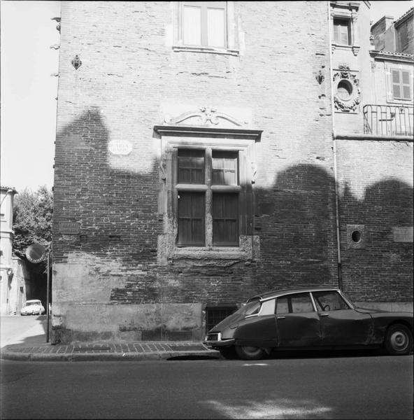 Vue partielle de la façade sur la rue