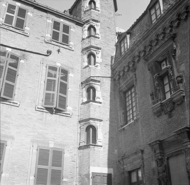 Façades sur cour ; tour d'escalier