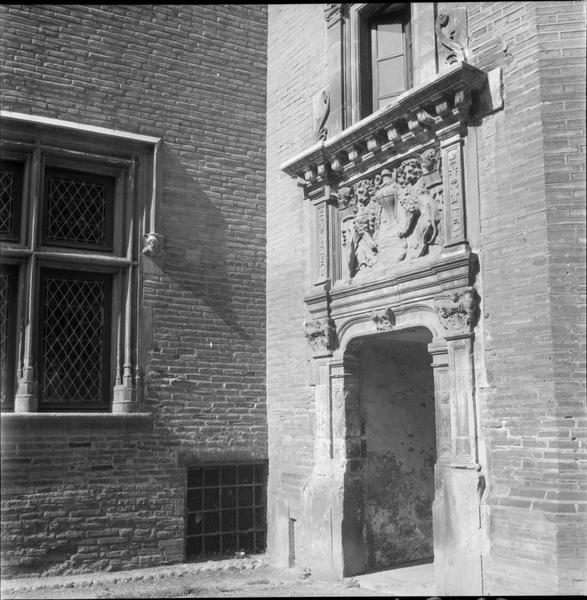 Façade sur cour, détail : porte