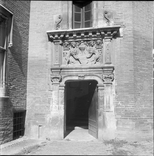 Façade sur cour, détail : porte