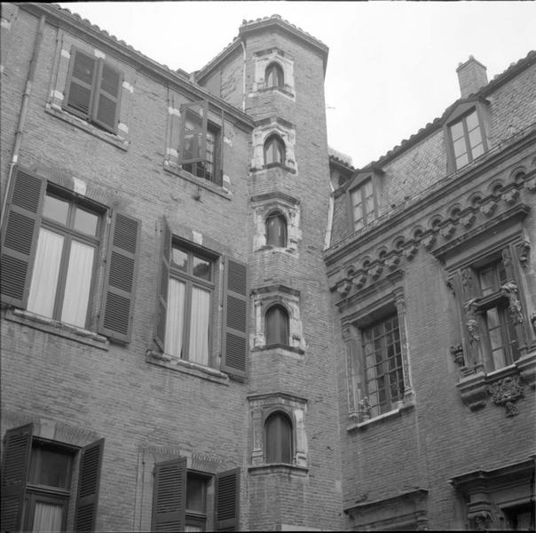 Façade sur cour ; tour d'escalier