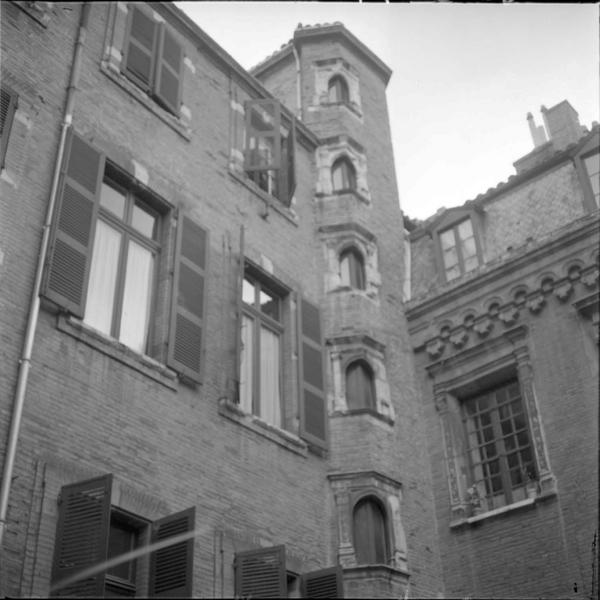 Façade sur cour ; tour d'escalier