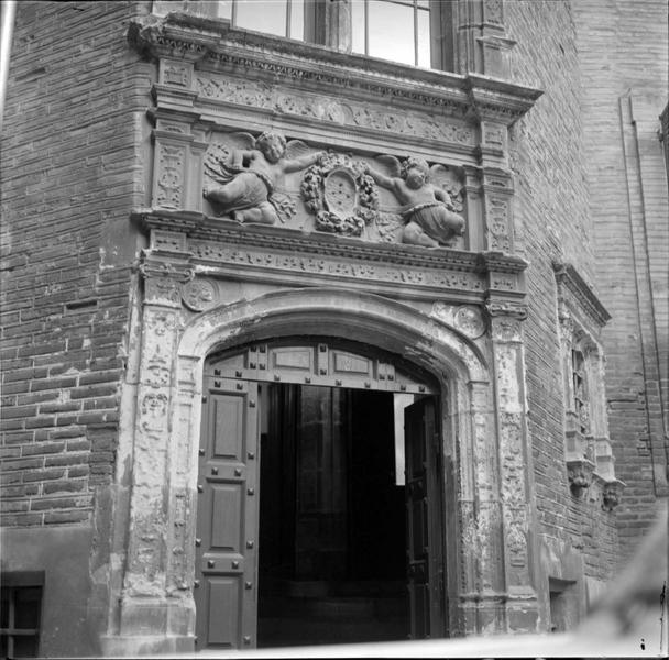 Entrée de la tour d'escalier : porte