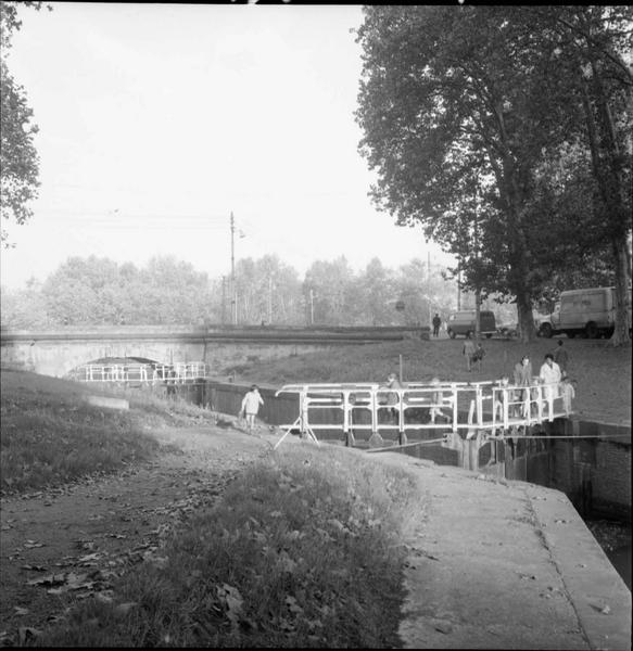 Promeneurs sur la passerelle