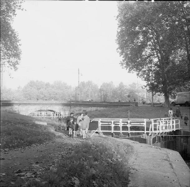 Promeneurs sur la passerelle