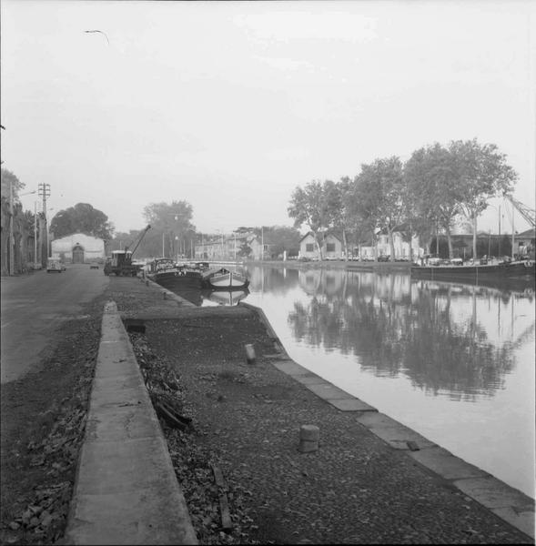 Péniches à quai