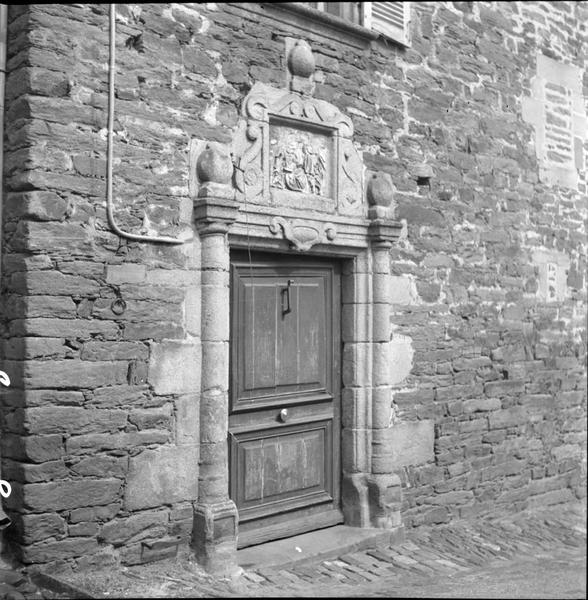 Façade, détail : porte d'entrée au linteau sculpté