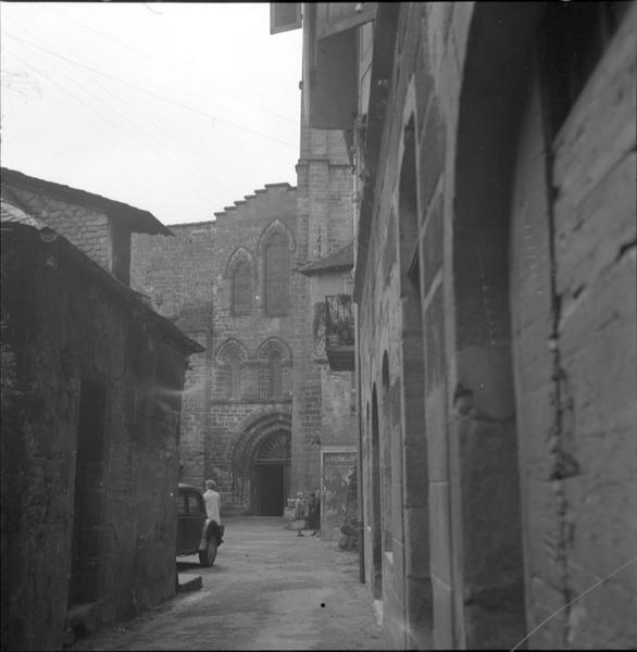 Rue menant à l'église ; vue partielle de la façade