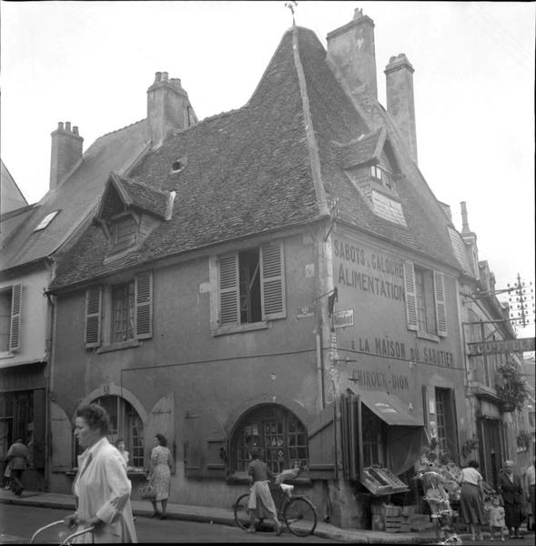 Angle des façades ; commerce : A la maison du sabotier Chiroux Dion, sabots et galoches, alimentation