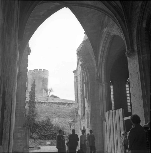 Intérieur de la nef ; travaux en cours