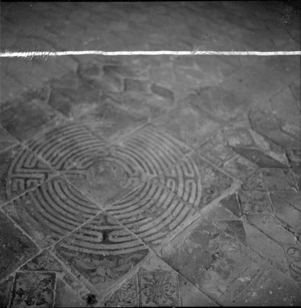 Carreaux de pavement de la tribune de l'évêque