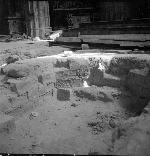 Intérieur : excavations dans la nef