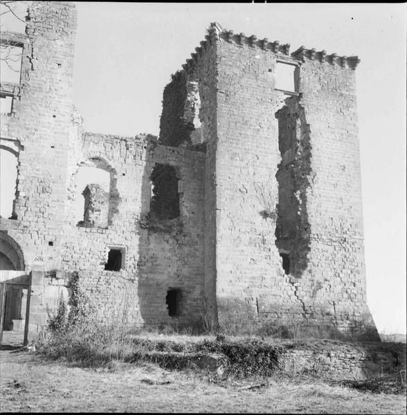 Tour et pan de mur attenant