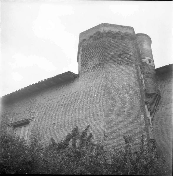 Tour et partie supérieure de la façade