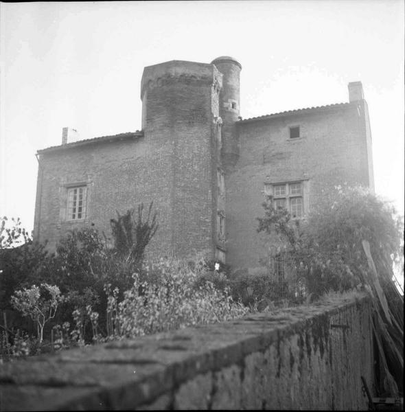 Façade du logis côté jardin ; tour