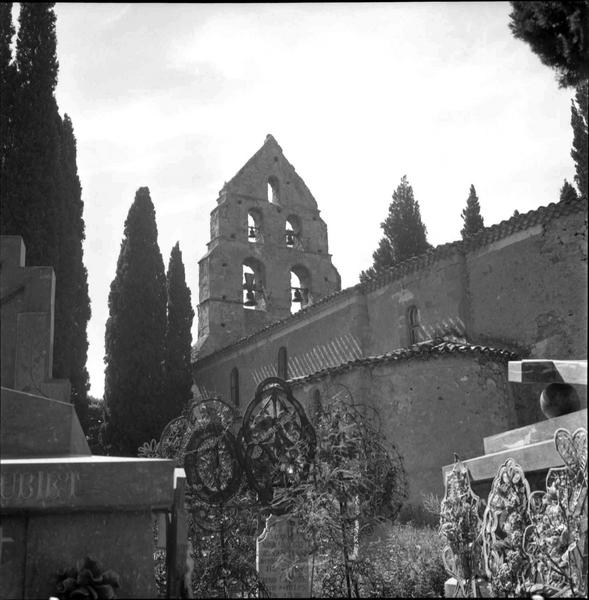 Façade latérale et clocher vus du cimetière