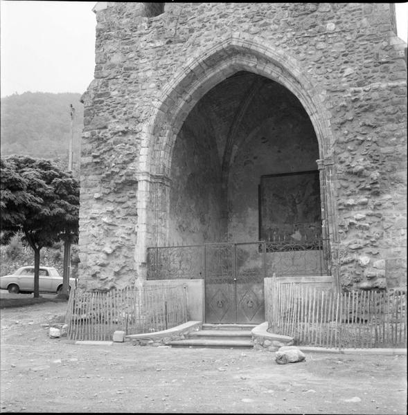 Chapelle au pied de la tour