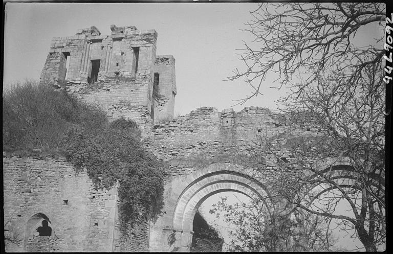 Extérieur, ruines : partie de façade latérale et tour