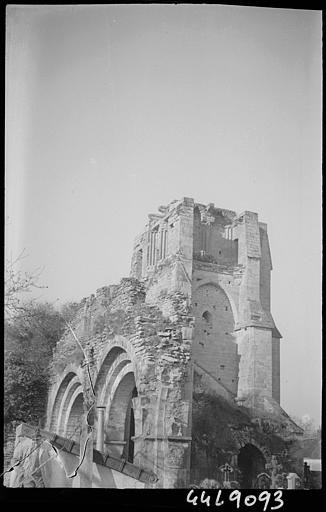 Extérieur, ruines, côté tour