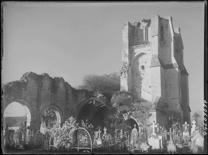 Extérieur, ruines, tour et façade côté cimetière