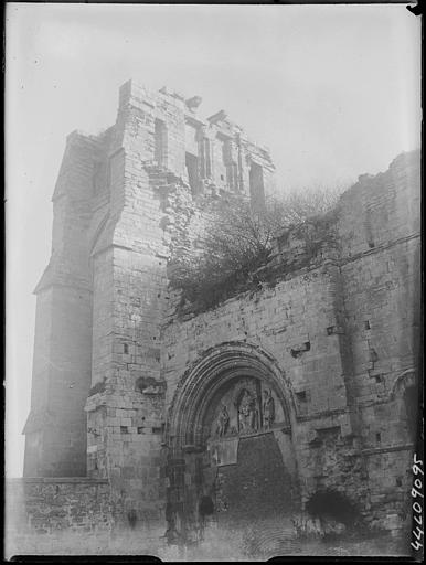 Extérieur, ruines, tour et partie de façade latérale : porte avec tympan de la Vierge à l'Enfant