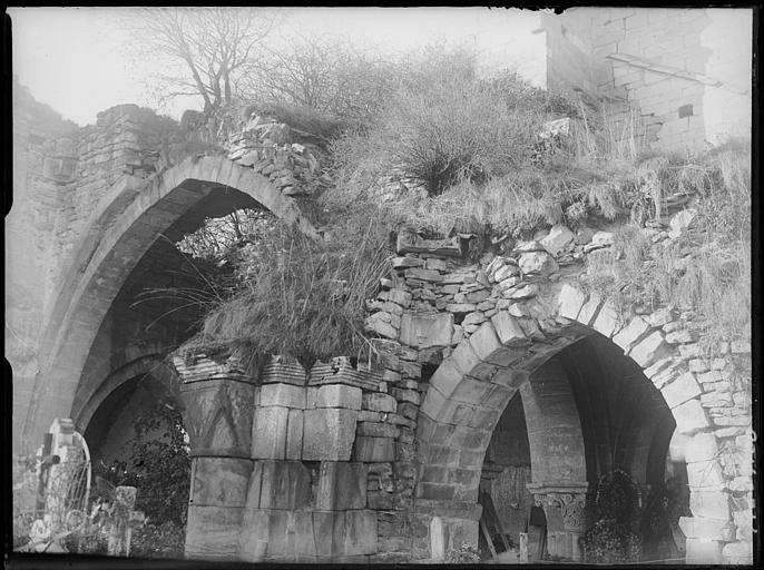 Extérieur, ruines, côté cimetière : départ de voûtes, colonnes à chapiteaux sculptés