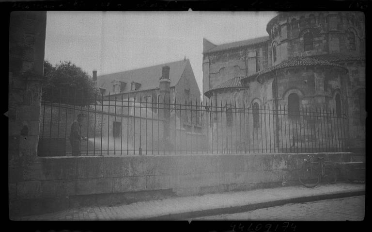 Jardins de l'église, côté rue, vue diagonale