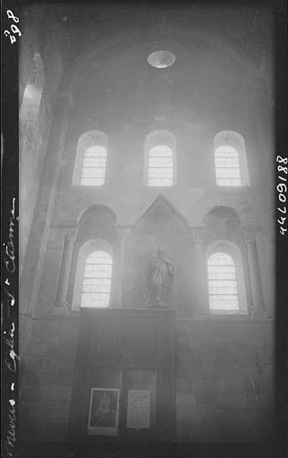 Intérieur, ensemble de cinq fenêtres et un médaillon