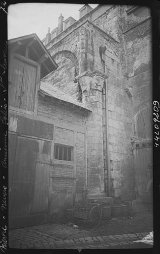 Partie de façade accolée à une maison