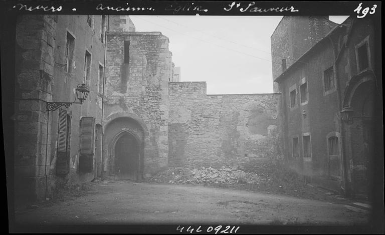 Partie de façade aux fenêtres murées, accolée à une maison